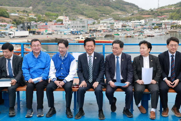 더불어민주당 정청래 대표가 22일 경남 통영시 욕지도에서 탑승한 여객선에서 열린 선상 최고위원회의에 참석해 여객선 출발을 기다리고 있다. 2026.4.22 연합뉴스