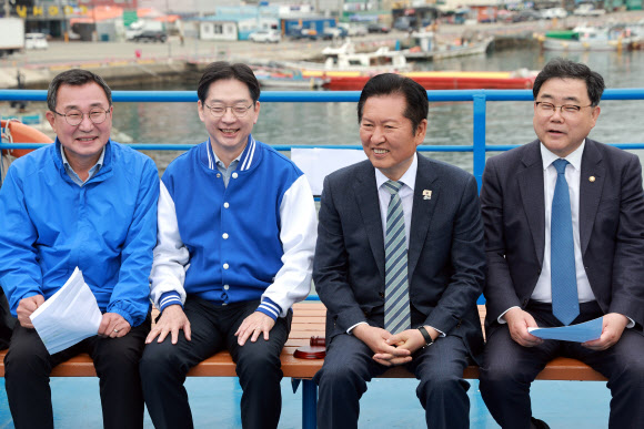 더불어민주당 정청래 대표가 22일 경남 통영시 욕지도에서 탑승한 여객선에서 열린 선상 최고위원회의에 참석해 여객선 출발을 기다리고 있다. 2026.4.22 연합뉴스