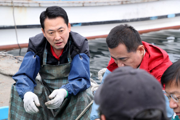 22일 강원 양양군 현남면 남애항을 찾은 국민의힘 장동혁 당 대표가 어민들의 고충을 듣고 있다. 2026.4.22 연합뉴스