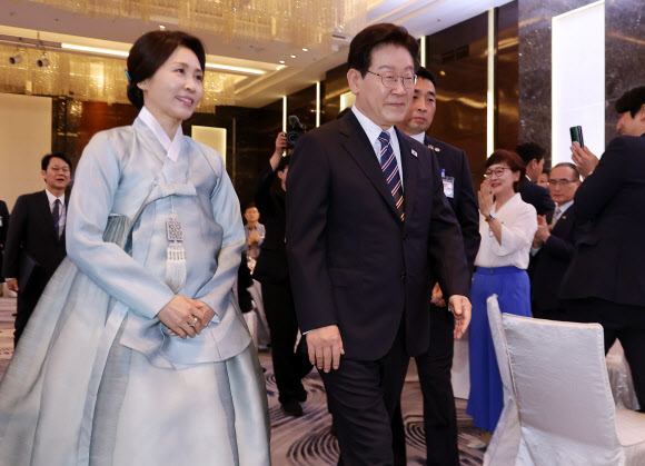 베트남을 국빈 방문 중인 이재명 대통령과 김혜경 여사가 22일(현지시간) 하노이의 한 호텔에서 열린 동포간담회에 입장하고 있다. 2026.4.22 연합뉴스