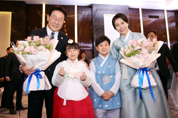 베트남을 국빈 방문 중인 이재명 대통령과 김혜경 여사가 22일(현지시간) 하노이의 한 호텔에서 열린 동포간담회에서 화동과 기념촬영을 하고 있다. 2026.4.22 연합뉴스