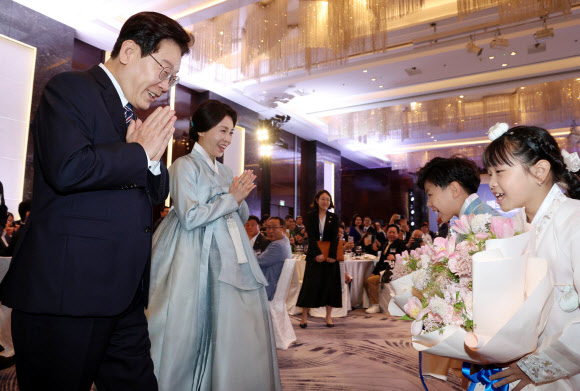 베트남을 국빈 방문 중인 이재명 대통령과 김혜경 여사가 22일(현지시간) 하노이의 한 호텔에서 열린 동포간담회에서 화동과 인사하고 있다. 2026.4.22 연합뉴스