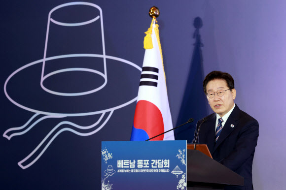 베트남을 국빈 방문 중인 이재명 대통령이 22일(현지시간) 하노이의 한 호텔에서 열린 동포간담회에서 인사말을 하고 있다. 2026.4.22 연합뉴스