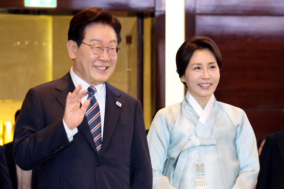 베트남을 국빈 방문 중인 이재명 대통령과 김혜경 여사가 22일(현지시간) 하노이의 한 호텔에서 열린 동포간담회에 입장하고 있다. 2026.4.22 연합뉴스
