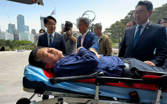 6·3 지방선거 더불어민주당 전북지사 경선에서 이원택 후보에게 패배한 뒤 단식에 돌입한 안호영 의원이 22일 국회 본청 앞 천막 농성장에서 병원으로 이송되고 있다. 2026.4.22. 연합뉴스
