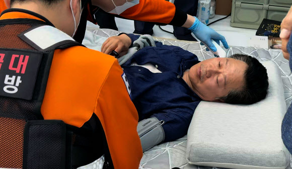 6·3 지방선거 더불어민주당 전북지사 경선에서 이원택 후보에게 패배한 뒤 단식에 돌입한 안호영 의원이 22일 국회 본청 앞 천막 농성장에서 병원으로 이송되고 있다. 2026.4.22. 연합뉴스