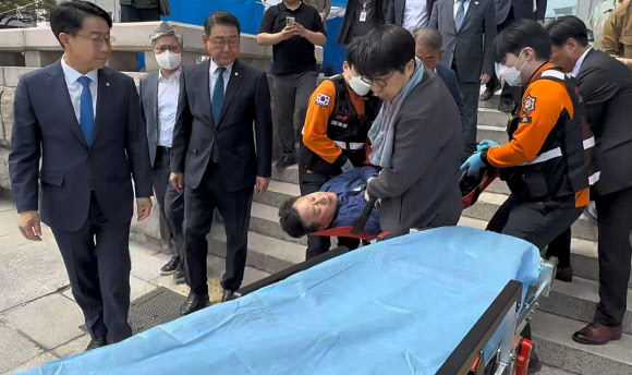 6·3 지방선거 더불어민주당 전북지사 경선에서 이원택 후보에게 패배한 뒤 단식에 돌입한 안호영 의원이 22일 국회 본청 앞 천막 농성장에서 병원으로 이송되고 있다. 2026.4.22. 연합뉴스