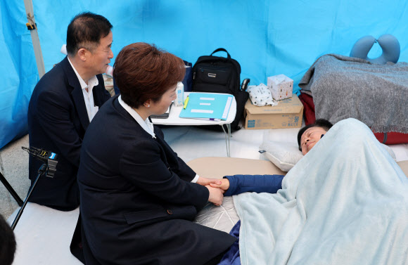 더불어민주당 강득구?이언주 최고위원이 22일 국회 본청 앞에서 단식 12일 차를 맞은 안호영 의원의 천막 농성장을 찾아 대화하고 있다. 2026.4.22 연합뉴스
