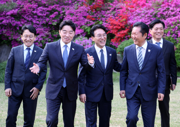 기념 촬영 마친 김민석 국무총리