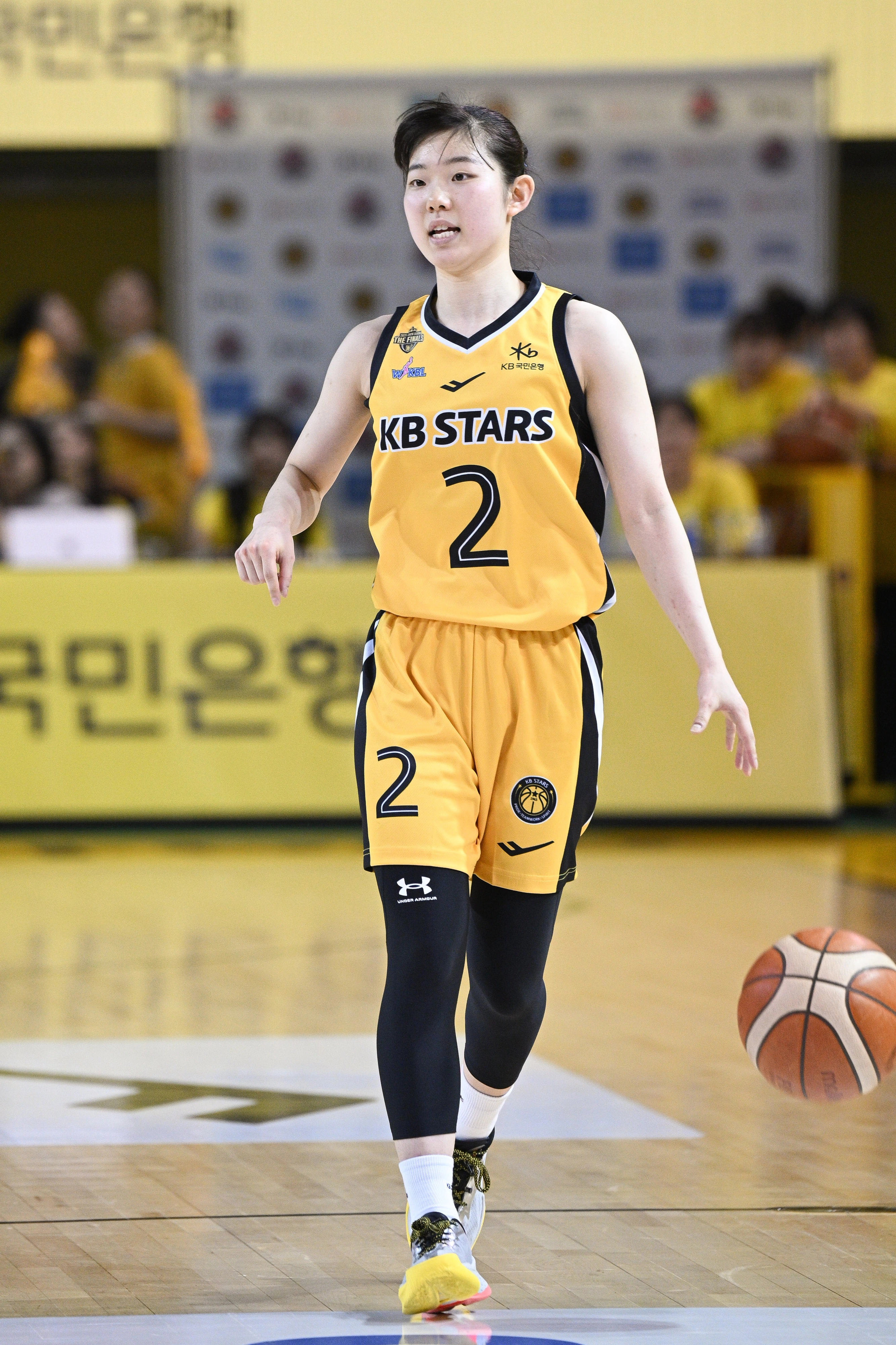 청주 KB 허예은이 22일 충북 청주체육관에서 열린 2025~26 여자프로농구 챔피언결정전 1차전에서 용인 삼성생명을 상대로 드리블하고 있다. 2026.4.22 WKBL 제공