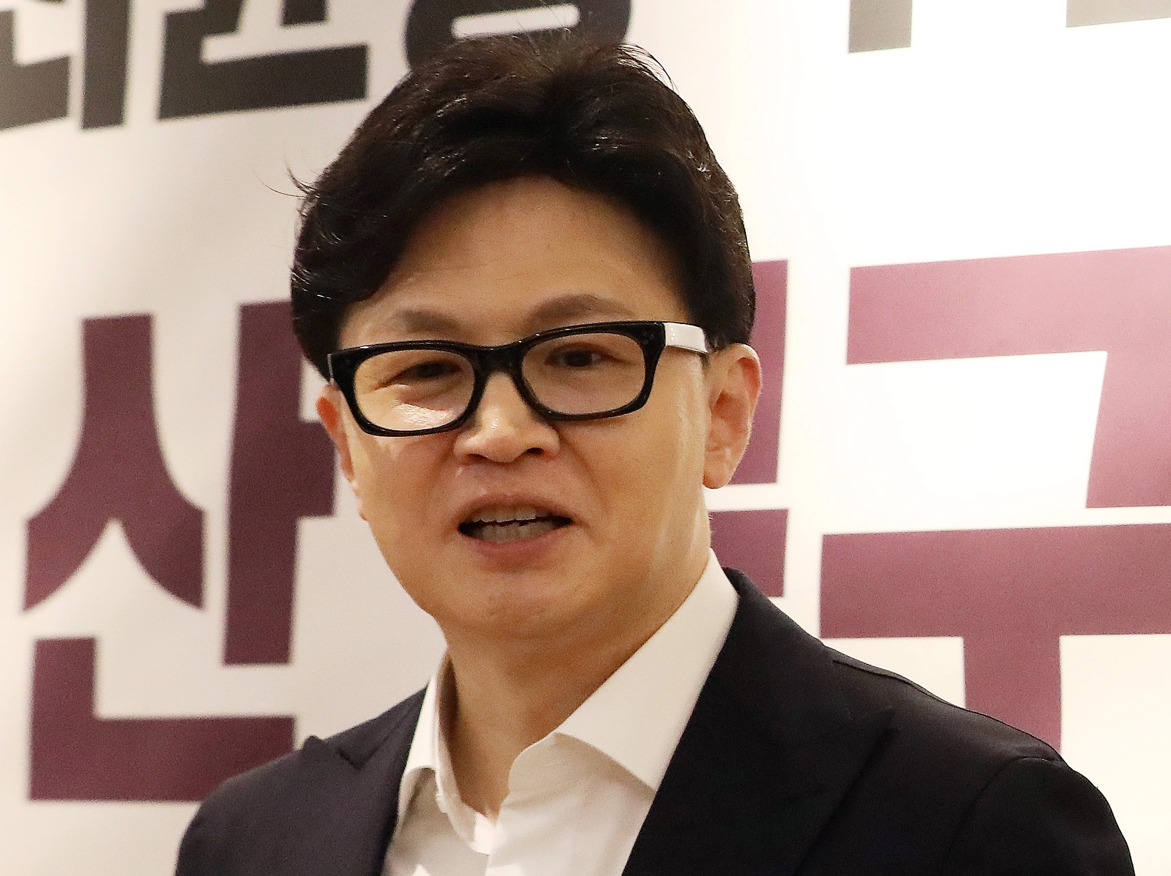 발언하는 한동훈  한동훈 전 국민의힘 대표가 20일 부산 북구 한 카페에서 열린 최윤홍 부산교육감 예비후보 초청 ‘부산 북구 학부모 소통간담회’에서 발언을 하고 있다. 뉴스1