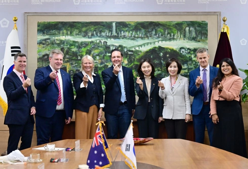 지난 22일 서울시의회를 방문한 호주 뉴사우스웨일즈(NSW)주 의회 대표단과 기념촬영하는 이숙자 위원장(오른쪽 세 번째)