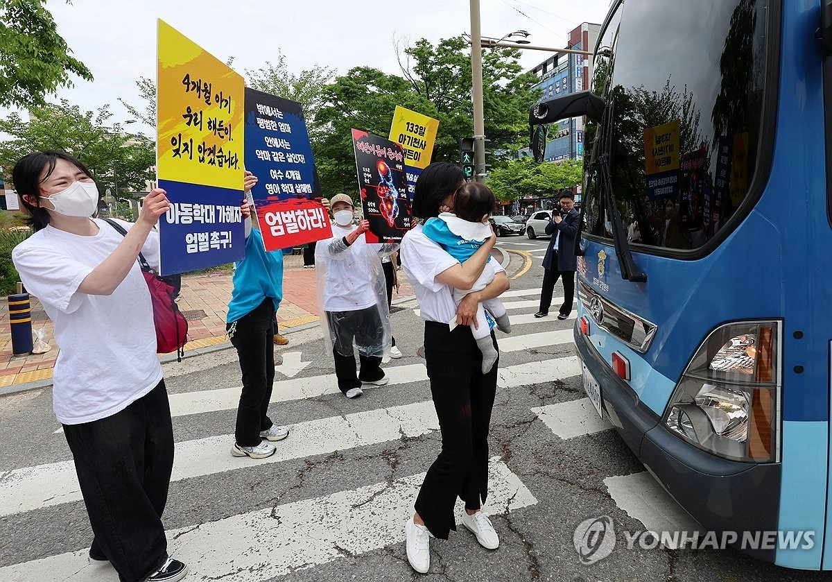 광주지법 순천지원에서 해든이 추모 및 아동학대 근절·법 개정 촉구 집회 참가자들이 생후 4개월 아들을 학대해 숨지게 한 부부가 탄 호송차를 가로막고 있다. 연합뉴스.