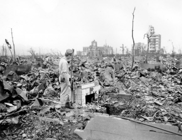 1945년 미국군에 의해 공개된 일본 히로시마 원자 폭탄 투하 당시 모습. AP 연합뉴스
