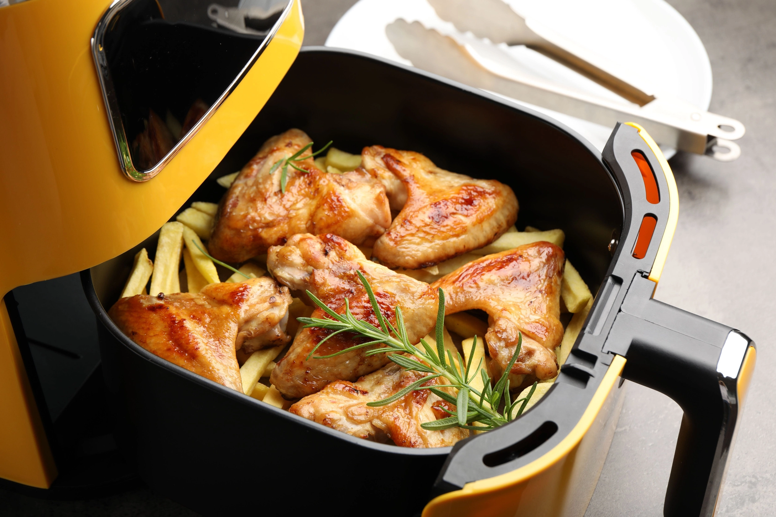 에어프라이어 자료 이미지. 123rf