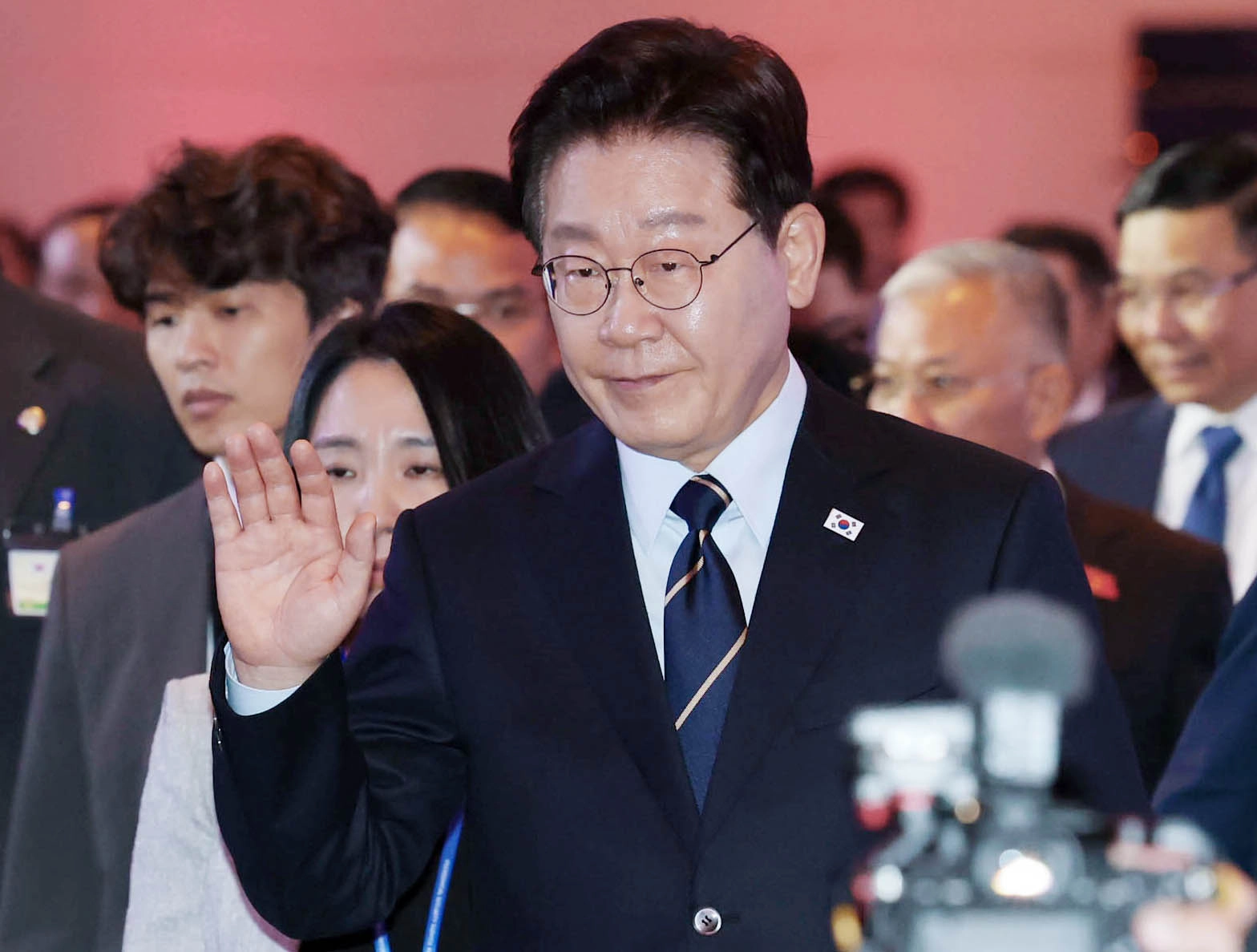 한-베트남 비즈니스 포럼 퇴장하는 이재명 대통령  이재명 대통령이 23일(현지시간) 베트남 하노이의 한 호텔에서 열린 한-베트남 비즈니스 포럼에서 발언을 마친 뒤 행사장을 나서고 있다.
하노이 연합뉴스