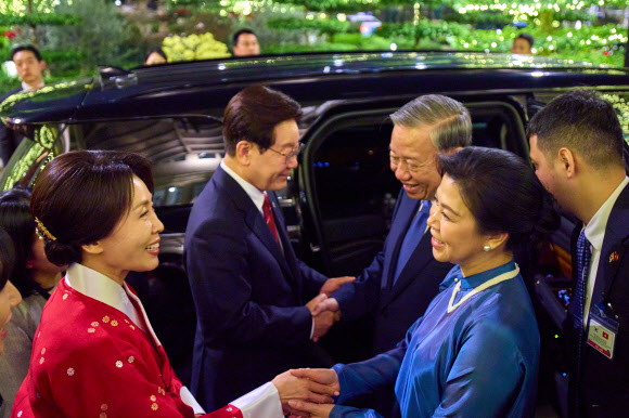 베트남을 국빈 방문한 이재명 대통령과 김혜경 여사가 22일(현지시간) 하노이 영빈관에서 국빈 환영만찬을 마친 후 또 럼 베트남 공산당 서기장 겸 국가주석, 응오 프엉 리 여사와 인사하고 있다. 2026.4.23 공동취재 제공