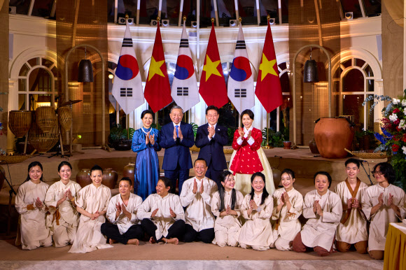 베트남을 국빈 방문한 이재명 대통령과 김혜경 여사가 22일(현지시간) 하노이 영빈관에서 열린 국빈 환영만찬에서 또 럼 베트남 공산당 서기장 겸 국가주석, 응오 프엉 리 여사와 기념촬영을 하고 있다. 2026.4.23 공동취재 제공