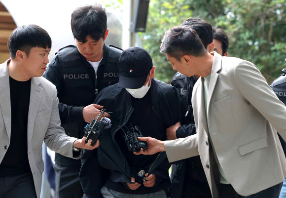 화물연대본부 집회 현장에서 화물차를 몰아 노조원을 치어 숨지게 한 혐의(살인 등)를 받는 비조합원 운전자 A씨가 구속 전 피의자 심문(영장실질심사)을 받기 위해 23일 창원지법 진주지원에 출석하고 있다. 2026.4.23 연합뉴스