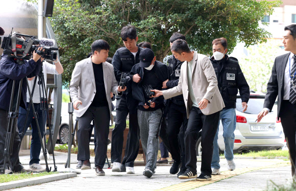 화물연대본부 집회 현장에서 화물차를 몰아 노조원을 치어 숨지게 한 혐의(살인 등)를 받는 비조합원 운전자 A씨가 구속 전 피의자 심문(영장실질심사)을 받기 위해 23일 창원지법 진주지원에 출석하고 있다. 2026.4.23 연합뉴스