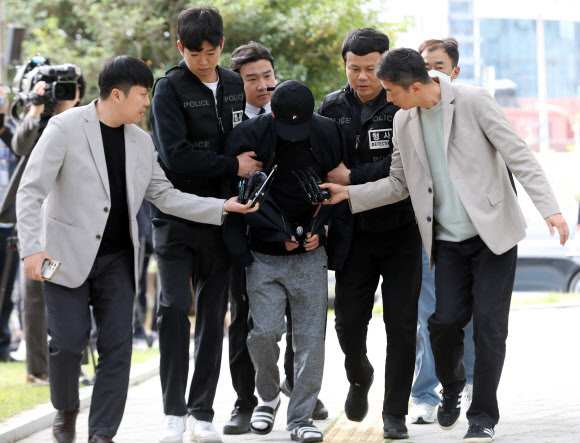 화물연대본부 집회 현장에서 화물차를 몰아 노조원을 치어 숨지게 한 혐의(살인 등)를 받는 비조합원 운전자 A씨가 구속 전 피의자 심문(영장실질심사)을 받기 위해 23일 창원지법 진주지원에 출석하고 있다. 2026.4.23 공동취재