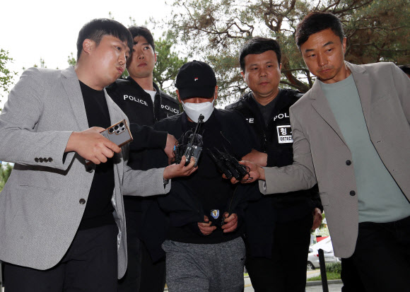 화물연대본부 집회 현장에서 화물차를 몰아 노조원을 치어 숨지게 한 혐의(살인 등)를 받는 비조합원 운전자 A씨가 구속 전 피의자 심문(영장실질심사)을 받기 위해 23일 창원지법 진주지원에 출석하고 있다. 2026.4.23 [공동취재] 연합뉴스