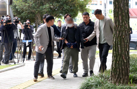 화물연대본부 집회 현장에서 차를 몰고 경찰 바리케이드를 돌진한 혐의(특수공무집행방해 등)를 받는 조합원이 구속 전 피의자 심문(영장실질심사)을 받기 위해 23일 창원지법 진주지원에 출석하고 있다. 2026.4.23 연합뉴스