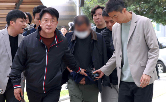 화물연대본부 집회 현장에서 차를 몰고 경찰 바리케이드를 돌진한 혐의(특수공무집행방해 등)를 받는 조합원이 구속 전 피의자 심문(영장실질심사)을 받기 위해 23일 창원지법 진주지원에 출석하고 있다. 2026.4.23 연합뉴스