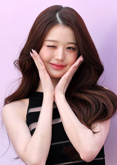 그룹 아이브의 장원영이 23일 서울 성동구 성수동에 열린 다이슨코리아의 ‘슈퍼소닉 트래블 라운지’ 팝업 스토어에서 포즈를 취하고 있다. 2026.4.23  연합뉴스
