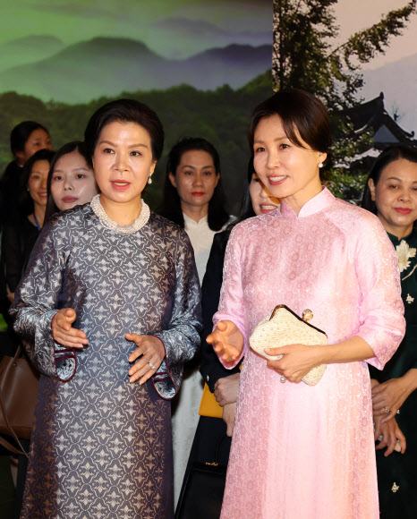 김혜경 여사와 또 럼 베트남 공산당 서기장의 부인 응오 프엉 리 여사가 23일(현지시간) 하노이 민족학 박물관에서 전시물을 관람하고 있다. 2026.4.23  연합뉴스