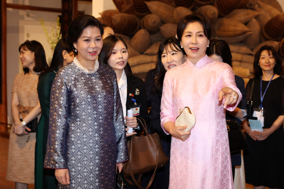 김혜경 여사와 또 럼 베트남 공산당 서기장의 부인 응오 프엉 리 여사가 23일(현지시간) 하노이 민족학 박물관에서 전시물을 관람하고 있다. 2026.4.23  연합뉴스