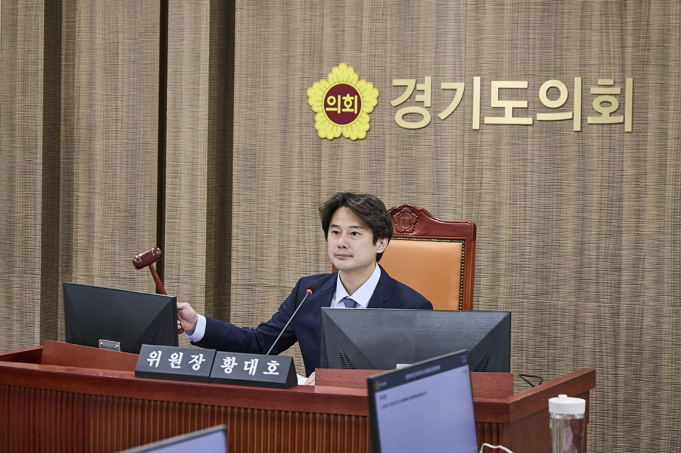 황대호 문화체육관광위원장이 추가경정예산안 심사를 주재하며 의사봉을 두드리고 있다. (사진=경기도의회)