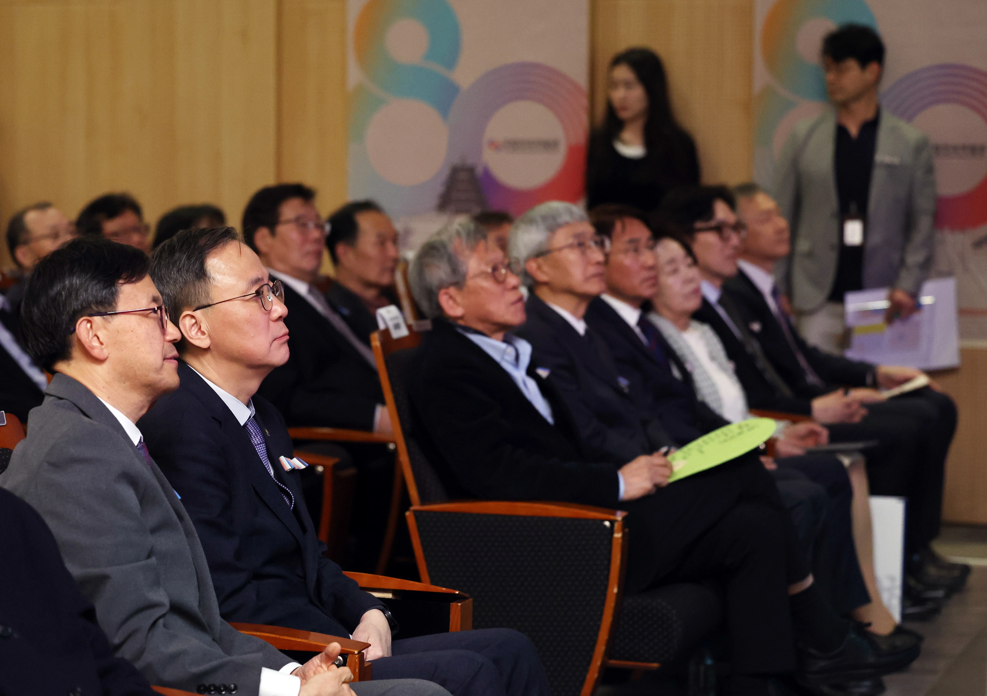 김영수(왼쪽 두 번째) 문화체육관광부 1차관과 유홍준(왼쪽 세 번째)국립중앙박물관 관장 24일 서울 종로구 국립민속박물관에서 열린 개관 80주년 기념식에서 영상을 시청하고 있다. 
뉴시스