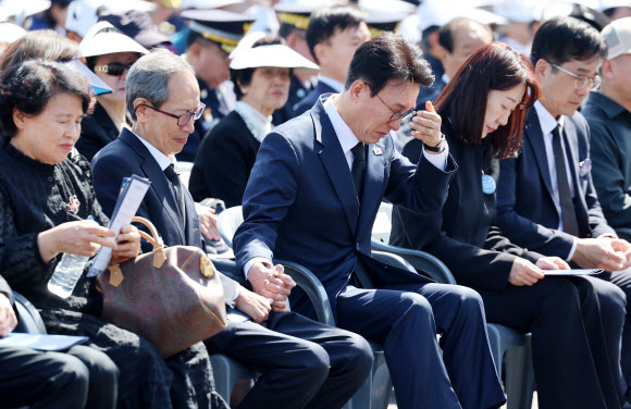 김민석 국무총리가 24일 서울 동작구 국립서울현충원에서 열린 제3회 순직의무군경의 날 기념식에 참석, 편지낭독을 마친 고(故) 한승우 이병의 아버지 한일석씨의 손을 잡고  눈물을 흘리고 있다. 2026.4.24 연합뉴스