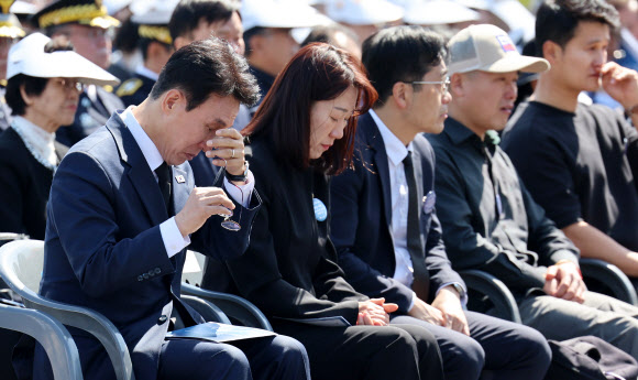 김민석 국무총리가 24일 서울 동작구 국립서울현충원에서 열린 제3회 순직의무군경의 날 기념식에 참석, 고 한승우 이병의 아버지 한일석씨의 편지 낭독을 들으며 눈물을 흘리고 있다. 2026.4.24 연합뉴스