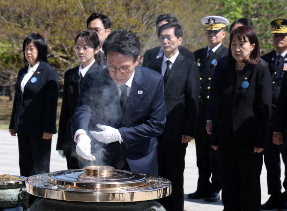 김민석 국무총리가 24일 서울 동작구 국립서울현충원에서 열린 제3회 순직의무군경의 날 기념식에서 분향하고 있다. 2026.4.24 연합뉴스