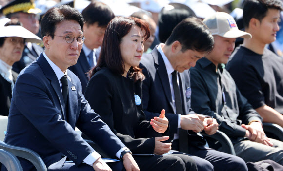 김민석 국무총리가 24일 서울 동작구 국립서울현충원에서 열린 제3회 순직의무군경의 날 기념식에 참석, 고 한승우 이병의 아버지 한일석씨의 편지 낭독을 들으며 눈물을 흘리고 있다. 2026.4.24 연합뉴스