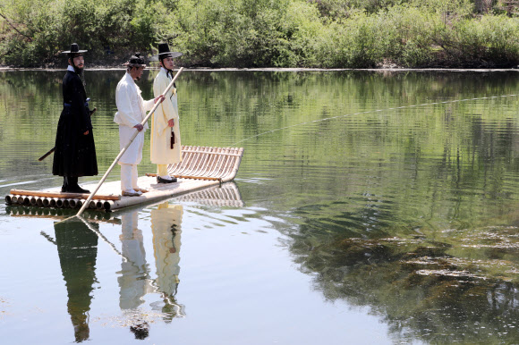 제59회 단종문화제 첫날인 24일 영월군 청령포에서 조선 제6대 임금이자 비운의 왕 단종이 노산군(魯山君)으로 강봉된 채 나룻배를 타고 청령포로 들어가는 569년 전 단종유배길 행사가 재현됐다. 2026.4.24 연합뉴스