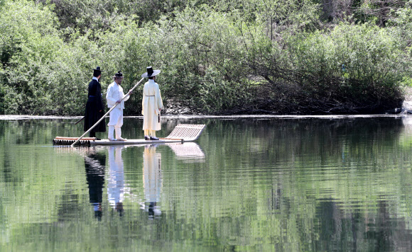 제59회 단종문화제 첫날인 24일 영월군 청령포에서 조선 제6대 임금이자 비운의 왕 단종이 노산군(魯山君)으로 강봉된 채 나룻배를 타고 청령포로 들어가는 569년 전 단종유배길 행사가 재현됐다. 2026.4.24 연합뉴스