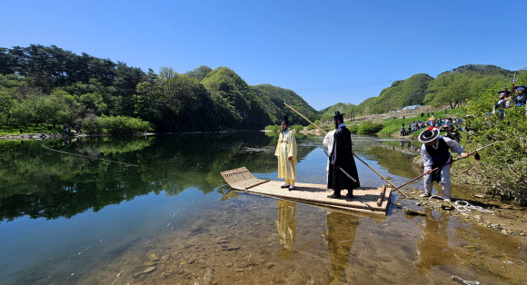 제59회 단종문화제 첫날인 24일 영월군 청령포에서 조선 제6대 임금이자 비운의 왕 단종이 노산군(魯山君)으로 강봉된 채 나룻배를 타고 청령포로 들어가는 569년 전 단종유배길 행사가 재현됐다. 2026.4.24 연합뉴스