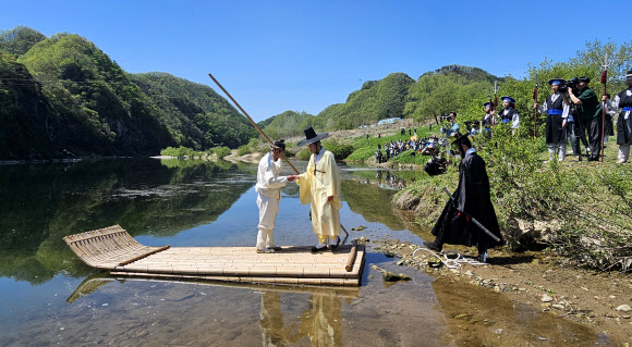 제59회 단종문화제 첫날인 24일 영월군 청령포에서 조선 제6대 임금이자 비운의 왕 단종이 노산군(魯山君)으로 강봉된 채 나룻배를 타고 청령포로 들어가는 569년 전 단종유배길 행사가 재현됐다. 2026.4.24 연합뉴스