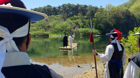 제59회 단종문화제 첫날인 24일 영월군 청령포에서 조선 제6대 임금이자 비운의 왕 단종이 노산군(魯山君)으로 강봉된 채 나룻배를 타고 청령포로 들어가는 569년 전 단종유배길 행사가 재현됐다. 2026.4.24. 영월군 제공