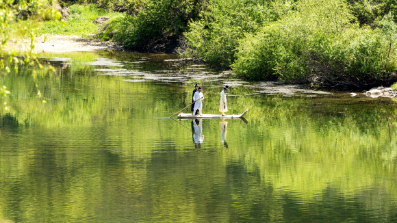 제59회 단종문화제 첫날인 24일 영월군 청령포에서 조선 제6대 임금이자 비운의 왕 단종이 노산군(魯山君)으로 강봉된 채 나룻배를 타고 청령포로 들어가는 569년 전 단종유배길 행사가 재현됐다. 2026.4.24. 영월군 제공