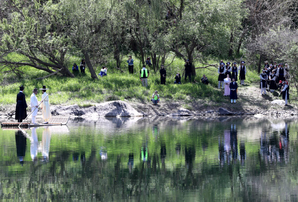 제59회 단종문화제 첫날인 24일 영월군 청령포에서 조선 제6대 임금이자 비운의 왕 단종이 노산군(魯山君)으로 강봉된 채 나룻배를 타고 청령포로 들어가는 569년 전 단종유배길 행사가 재현됐다. 2026.4.24 연합뉴스