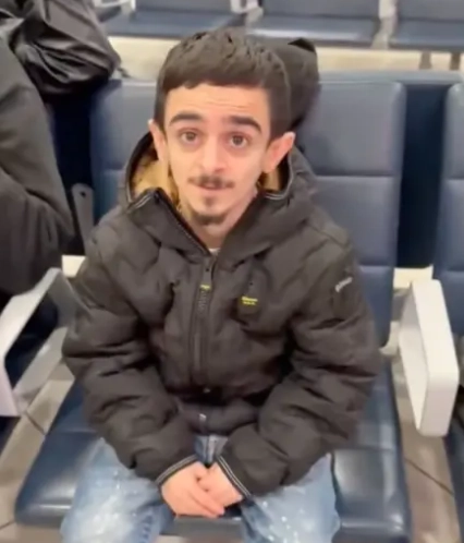 유럽 최대 저가 항공사 ‘라이언에어’를 이용하던 한 승객이 항공료를 아끼겠다며 기내 선반에 몸을 숨기는 소동을 벌여 논란이 일고 있다. 틱톡 캡처