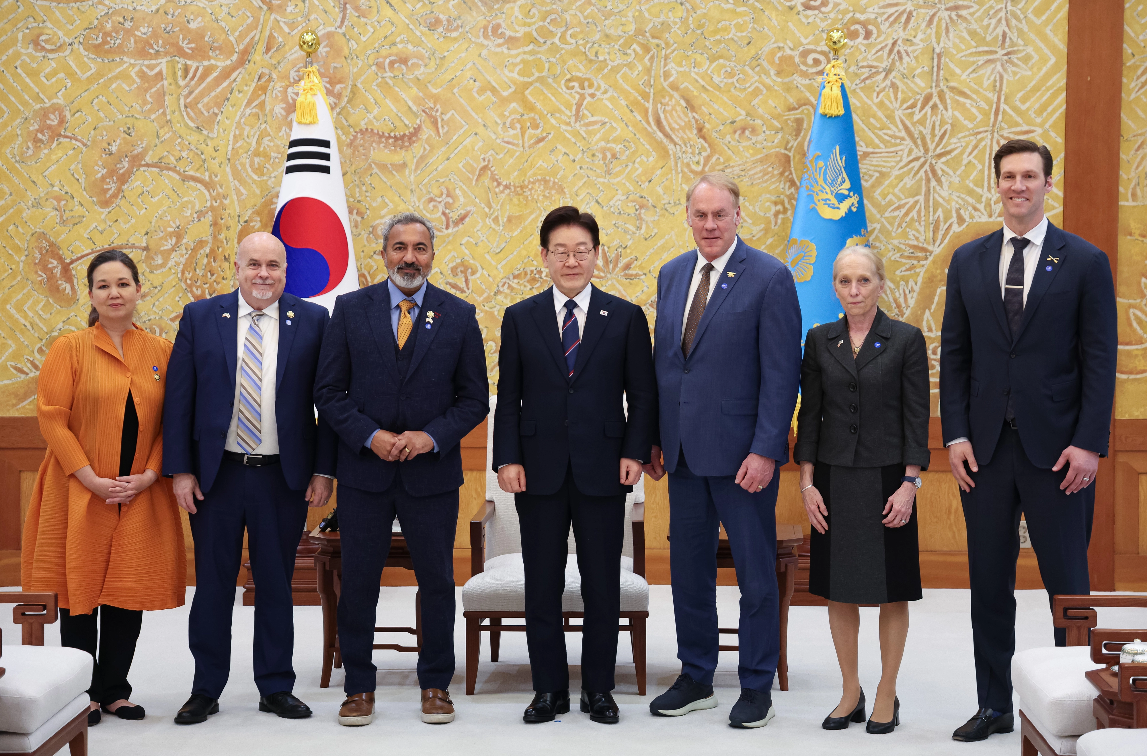 이재명 대통령, 미국 하원의원단 접견  이재명 대통령이 31일 청와대에서 미국 하원의원단과 기념촬영을 하고 있다. 왼쪽부터 미국 의회 질 토쿠다, 마크 포칸, 아미 베라 의원, 이 대통령, 라이언 징키, 메리 스캔론, 팻 해리건 의원. 2026.3.31 뉴스1