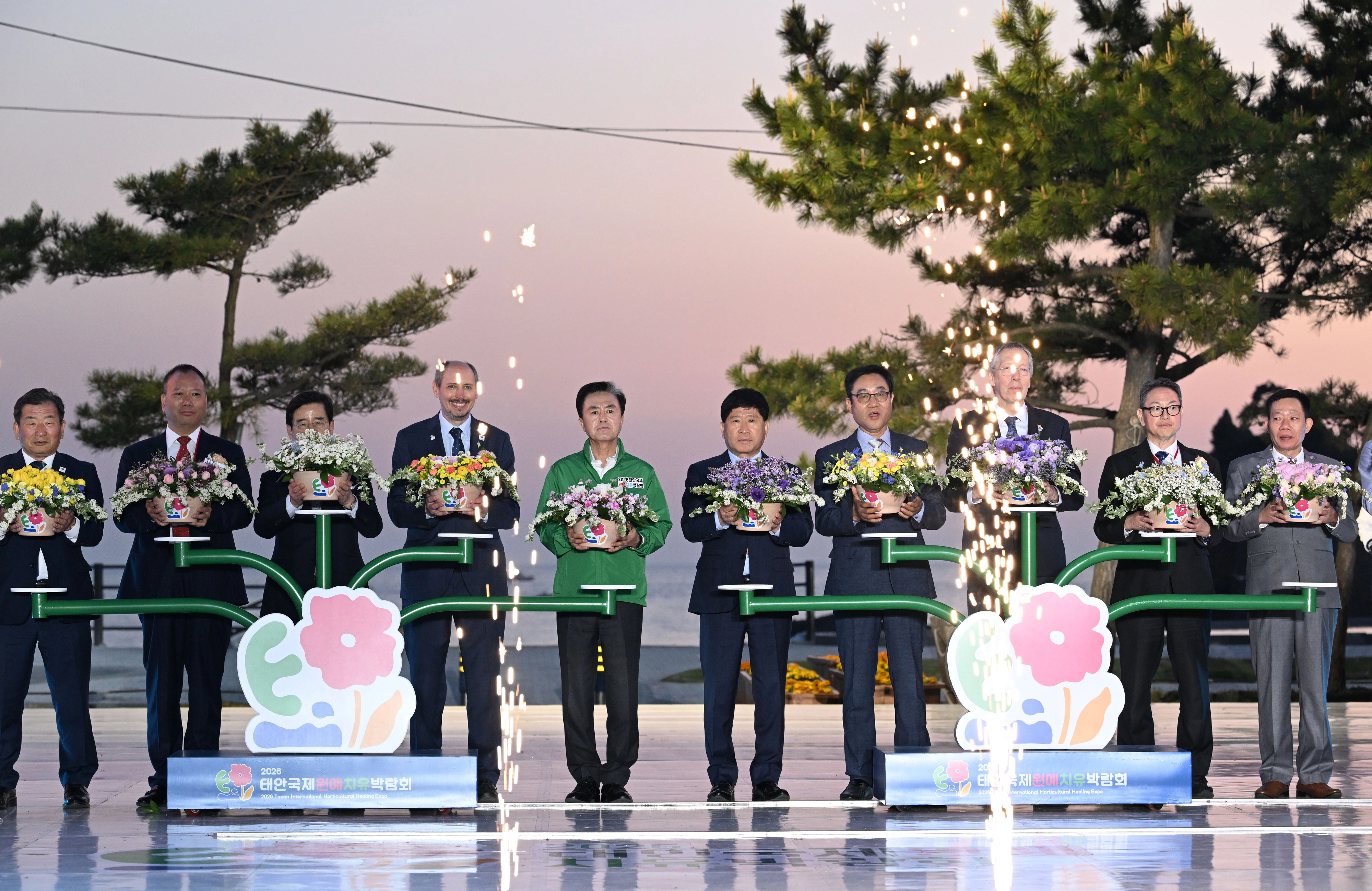충남 태인군 안면읍 꽃지해안공원 특설무대에서 열린 2026 태안국제원예치유박람회 개막식에서 김태흠 충남도지사, 가세로 태안군수, 김선규 호반그룹 회장 및 내빈들이 세리머니를 하고 있다. 2026.4.25. 도준석 전문기자