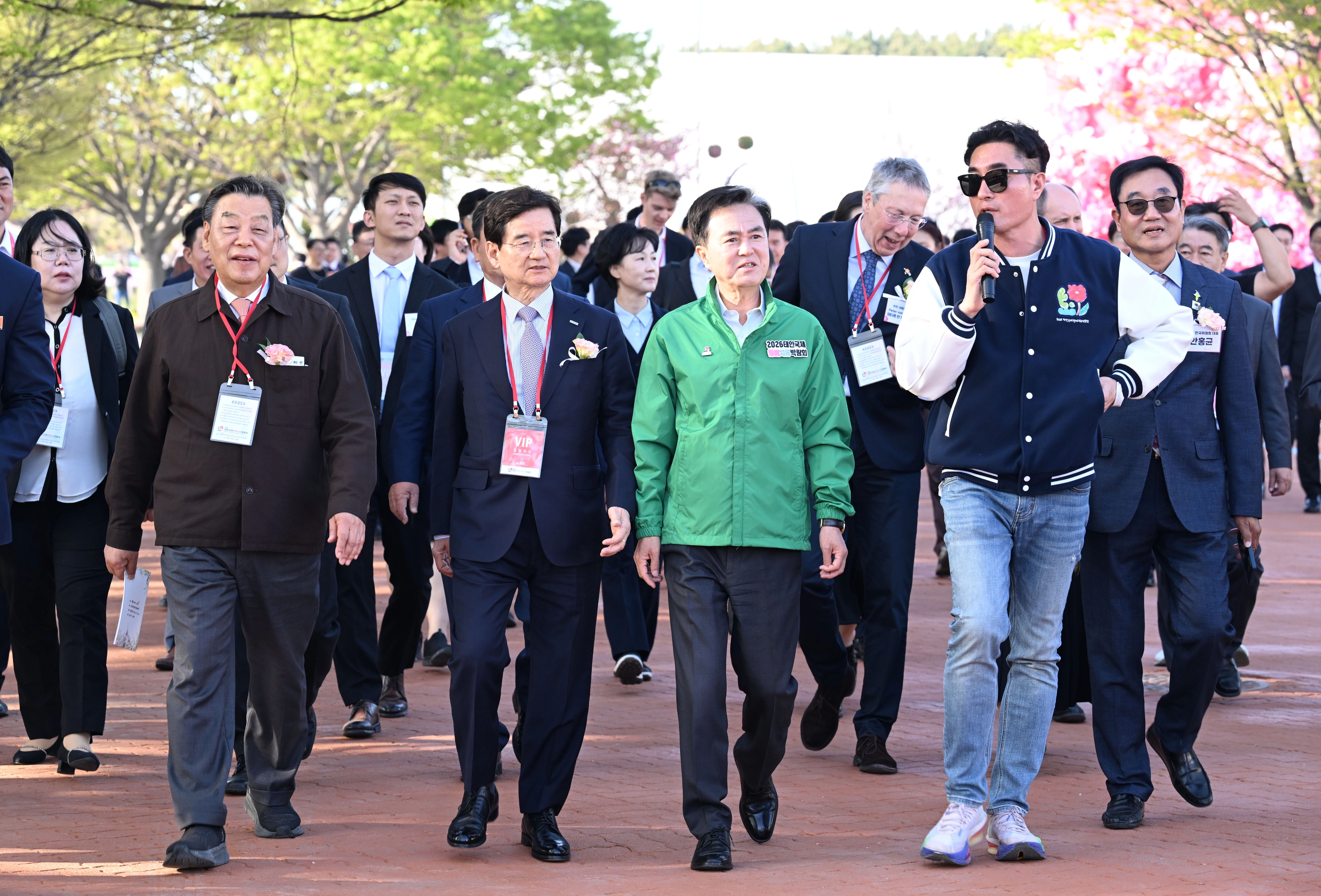 김태흠 충남도지사, 가세로 태안군수, 김선규 호반그룹 회장이 25일 충남 태인군 안면읍 꽃지해안공원에서 열린 2026 태안국제원예치유박람회에서 주요전시관 및 양외정원 현장투어를 하고 있다. 2026.4.25. 도준석 전문기자