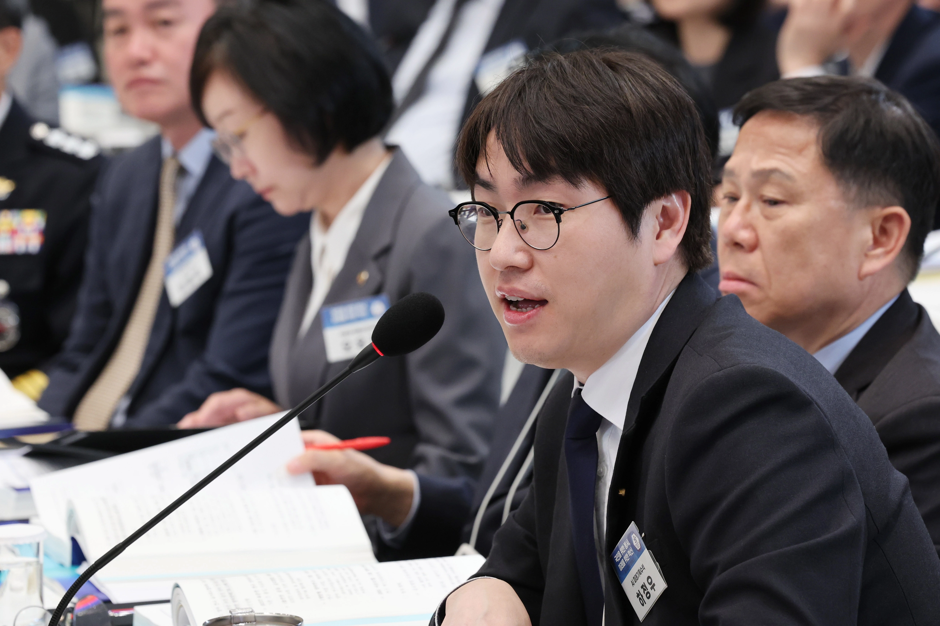 하정우 청와대 AI미래기획수석이 17일 청와대 영빈관에서 열린 공공기관 및 유관기관 업무보고에서 이재명 대통령 질문에 답하고 있다. 연합뉴스