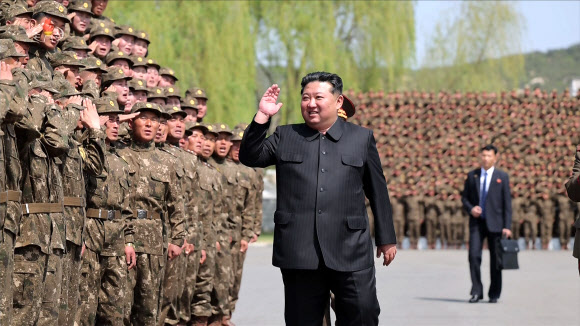 김정은, 서부지구 기계화보병사단관하 연합부대 방문